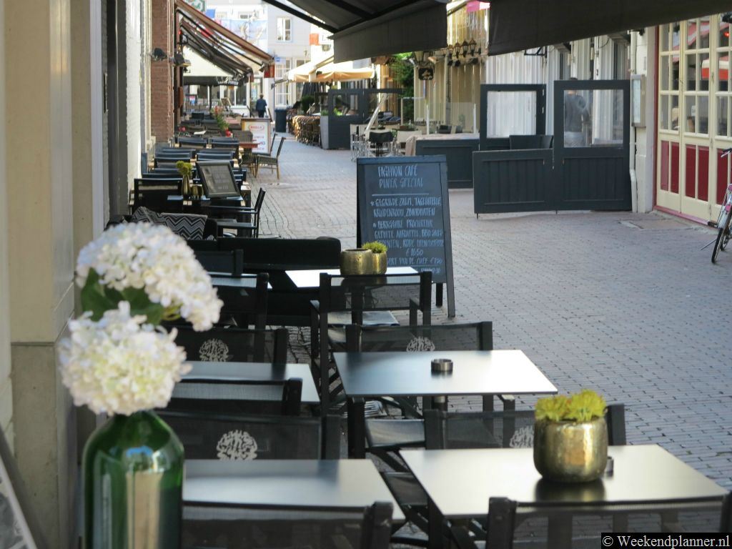 De Korte Putstraat is één van de leukste restaurantstraatjes in Nederland. In bijna alle panden in dit straatje is een restaurant met terras gevestigd.Tip: Fietsen rond Den Bosch.